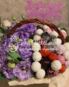 Клубника в шоколаде с цветами и Rafaello