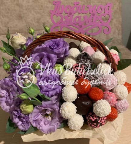 Клубника в шоколаде с цветами и Rafaello